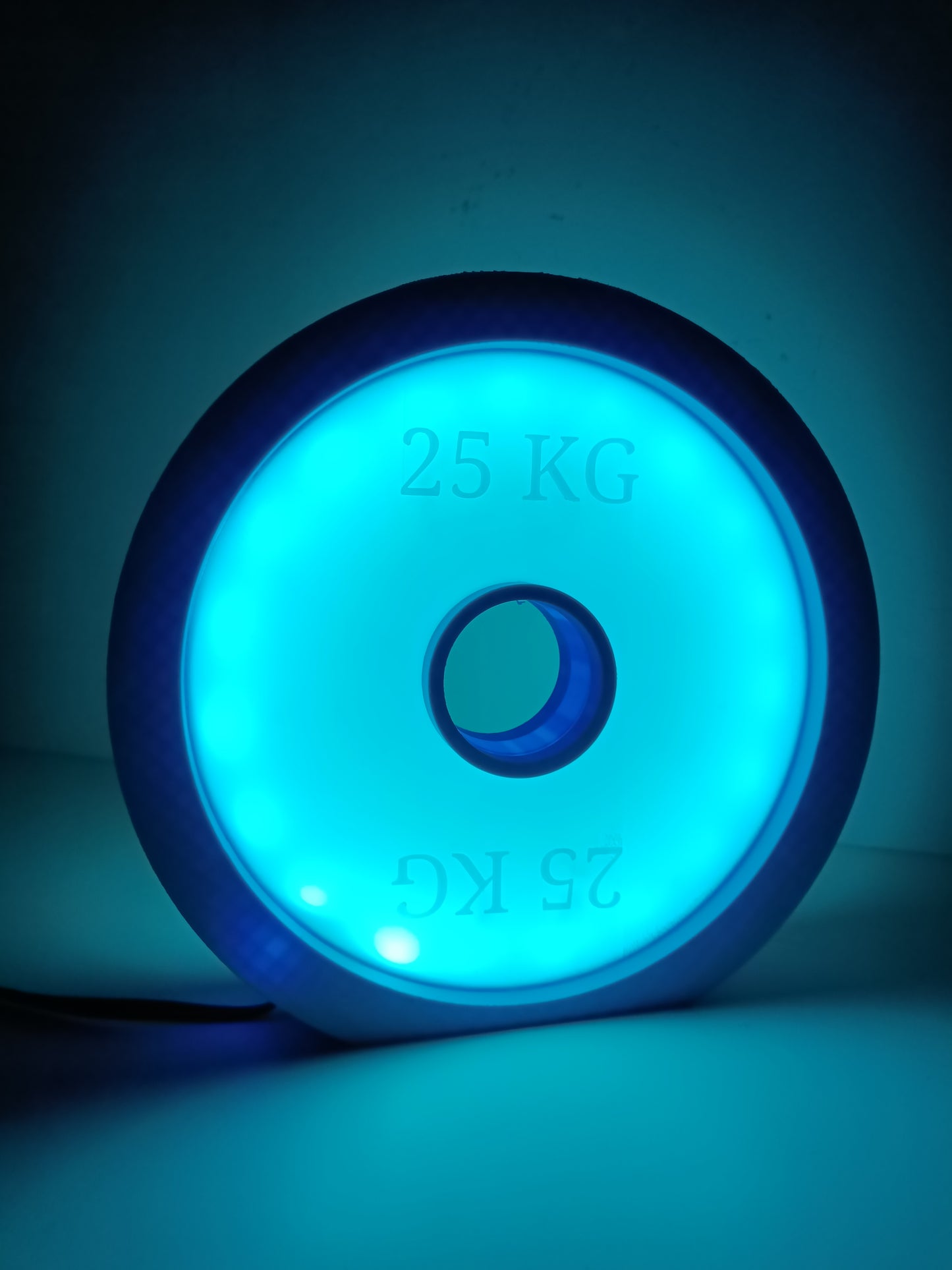 🏋️♂️ Lampa LED „25 KG” 3D – dwustronna, RGB z pilotem (16 kolorów, 4 tryby, zasilanie z gniazdka) 💡