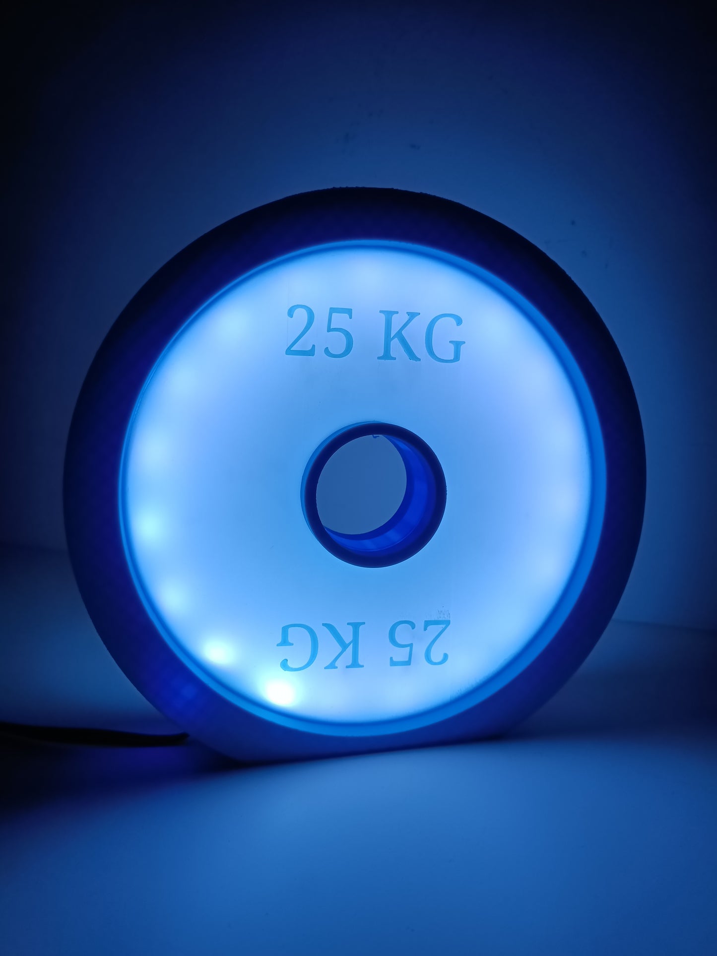 🏋️‍♂️ Lampa LED „25 KG” 3D – dwustronna, RGB z pilotem (16 kolorów, 4 tryby, zasilanie z gniazdka) 💡