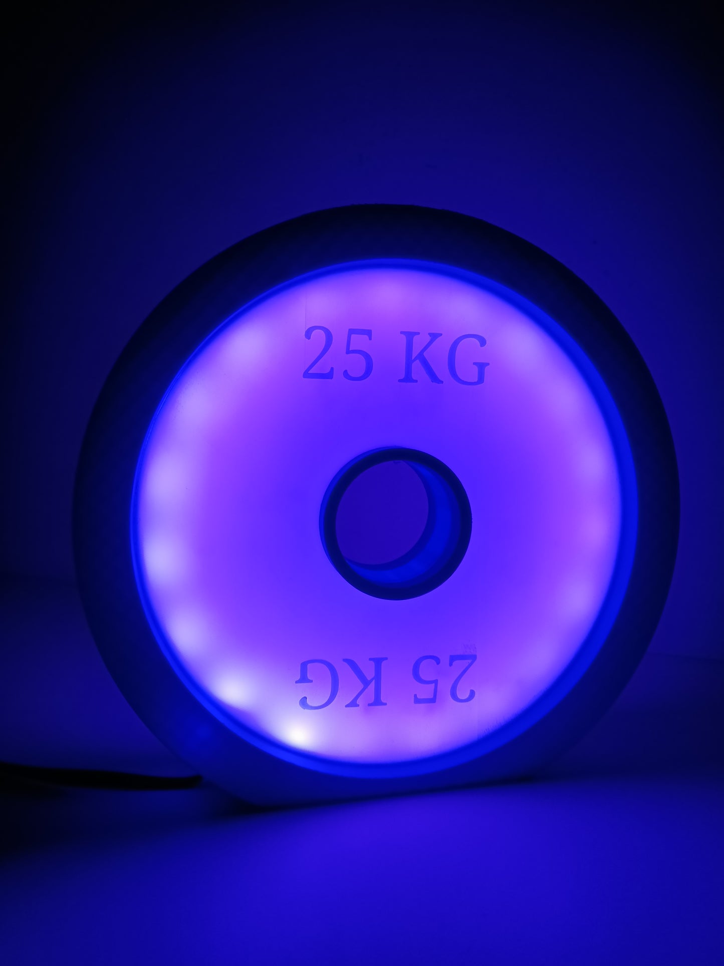 🏋️‍♂️ Lampa LED „25 KG” 3D – dwustronna, RGB z pilotem (16 kolorów, 4 tryby, zasilanie z gniazdka) 💡